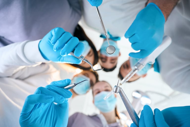 Equipo de dentistas especializados con herramientas en sus manos