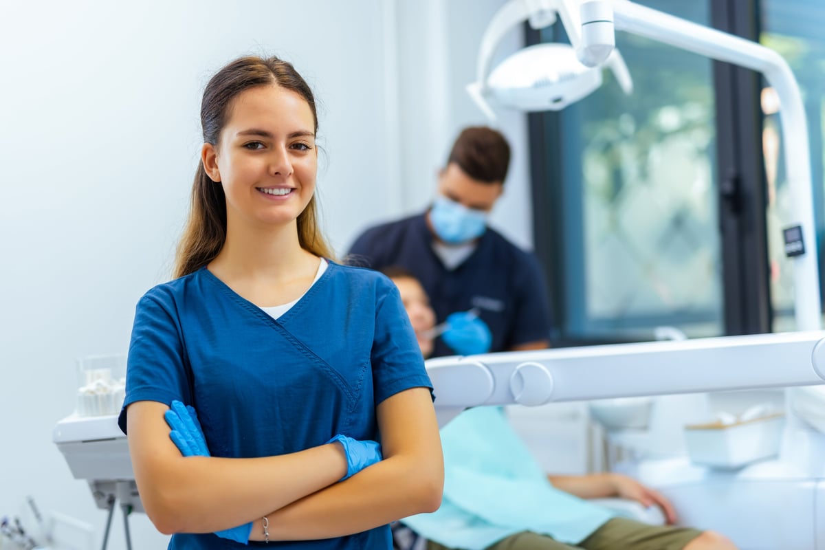 Dentista sonriente en ambiente profesional de clínica dental moderna